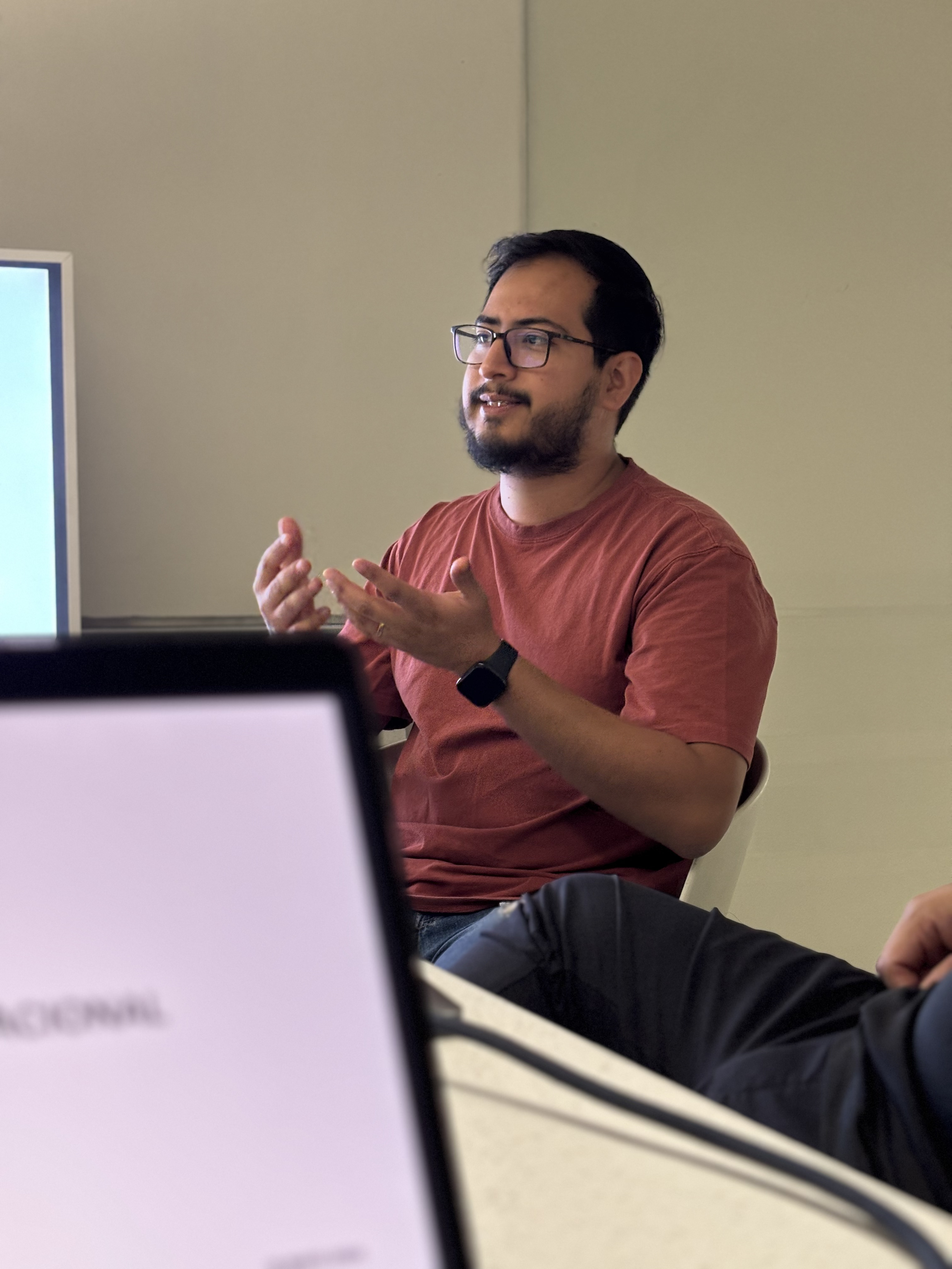 Sesión de consultoría estratégica de marketing en junta
