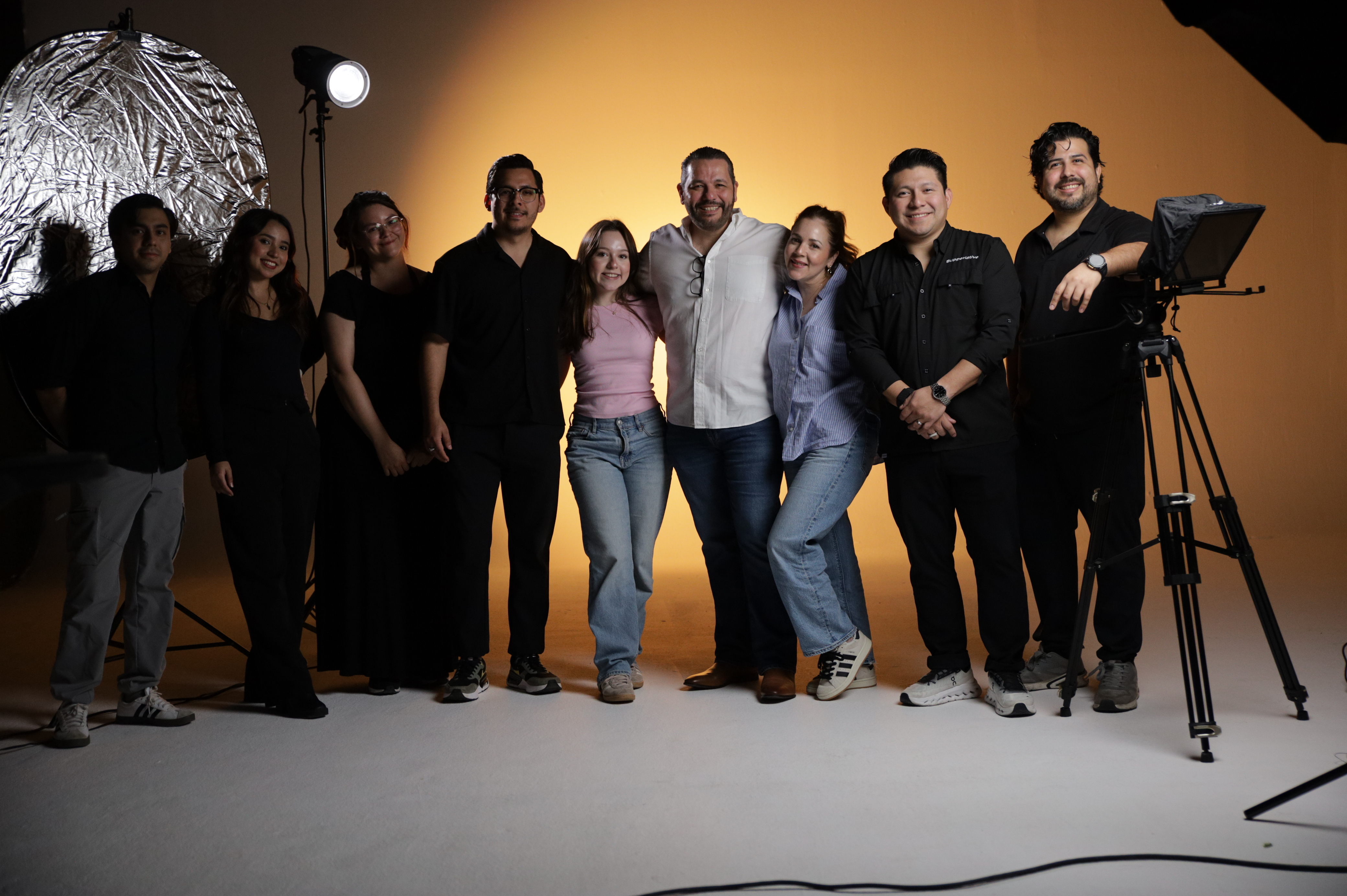 Equipo completo de Supperlative en sesión de estudio fotográfico