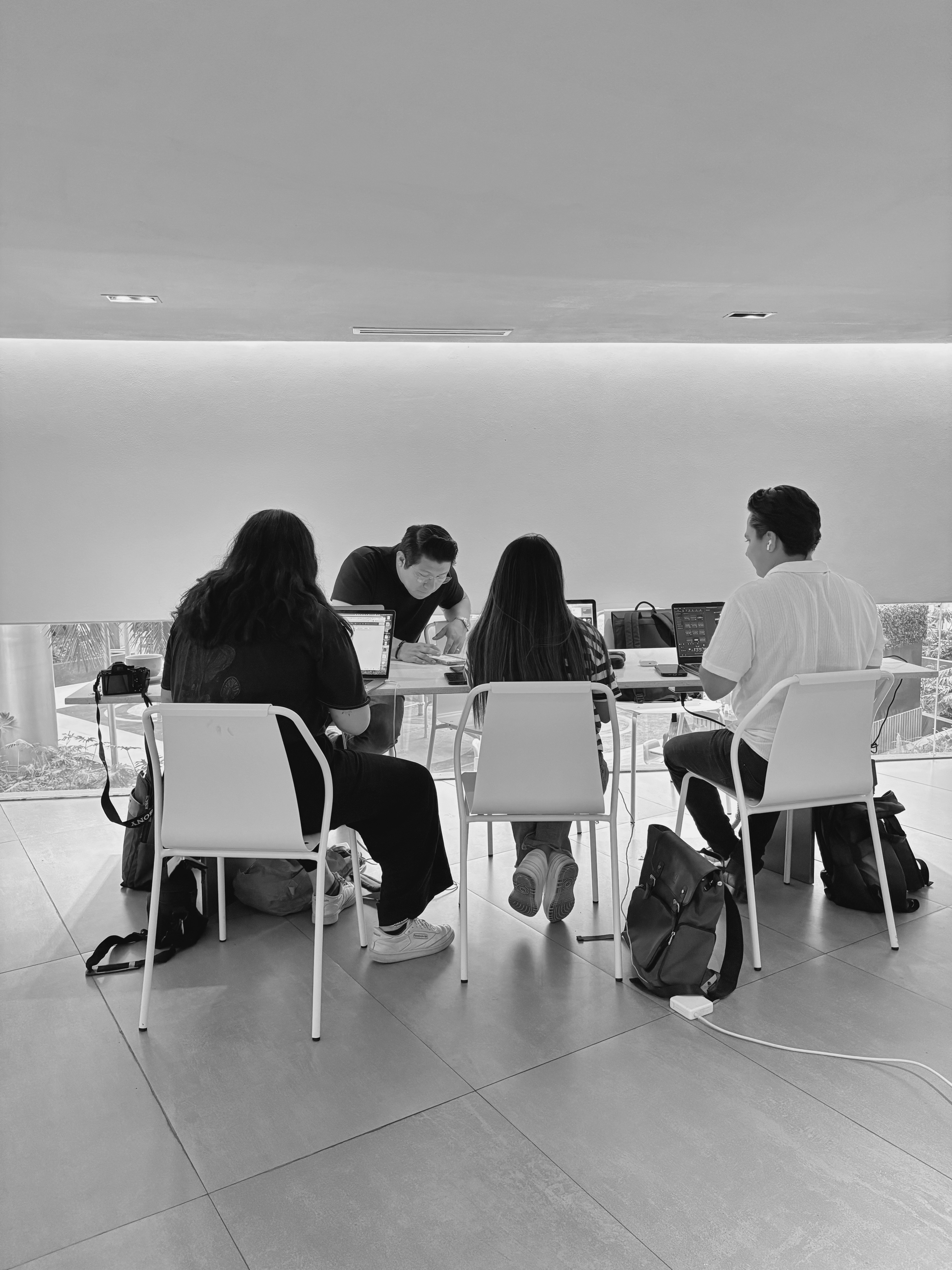 Equipo de Supperlative en sesión de trabajo colaborativo con laptops