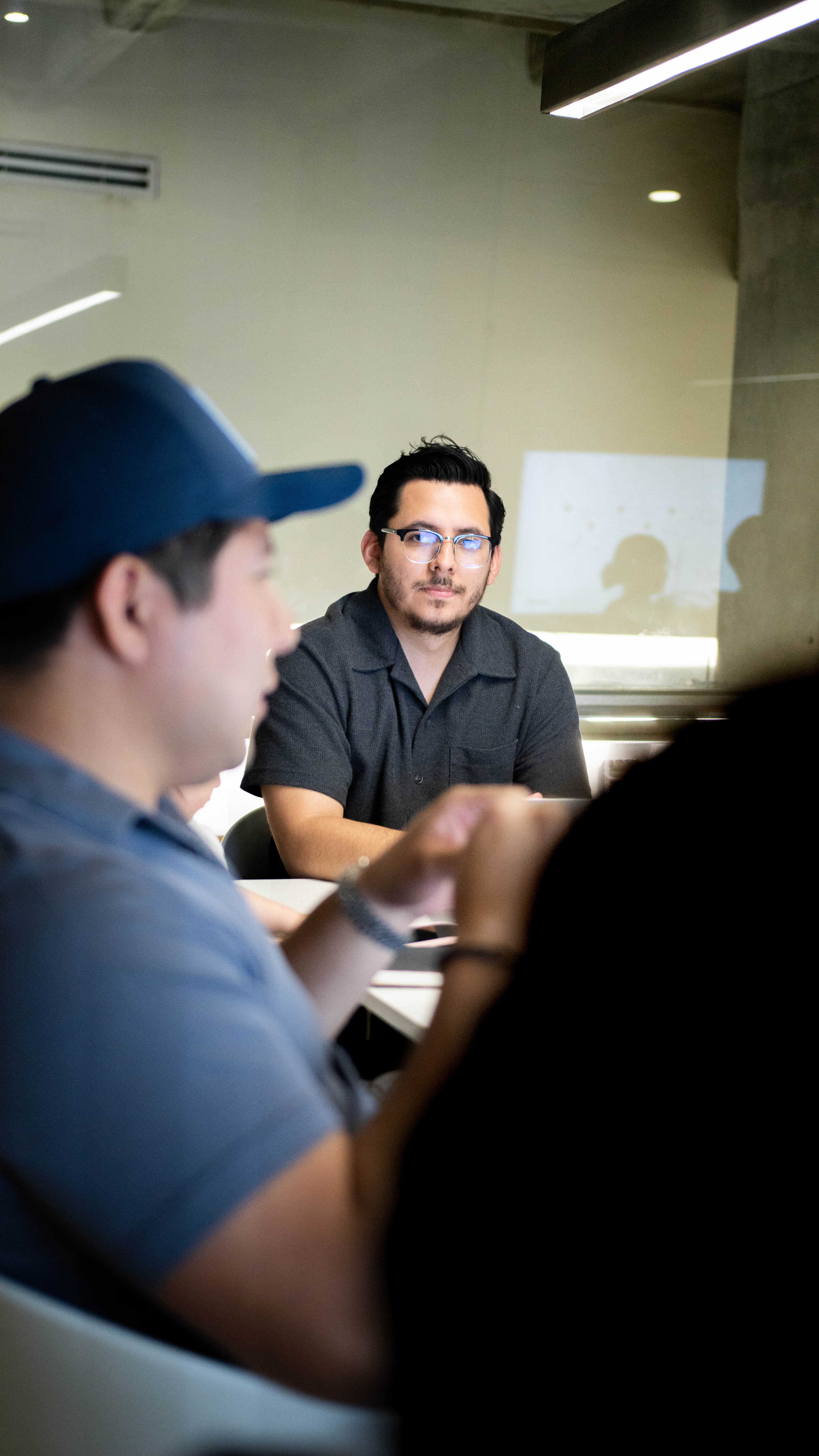 Isaac Leos en reunión de consultoría de marketing