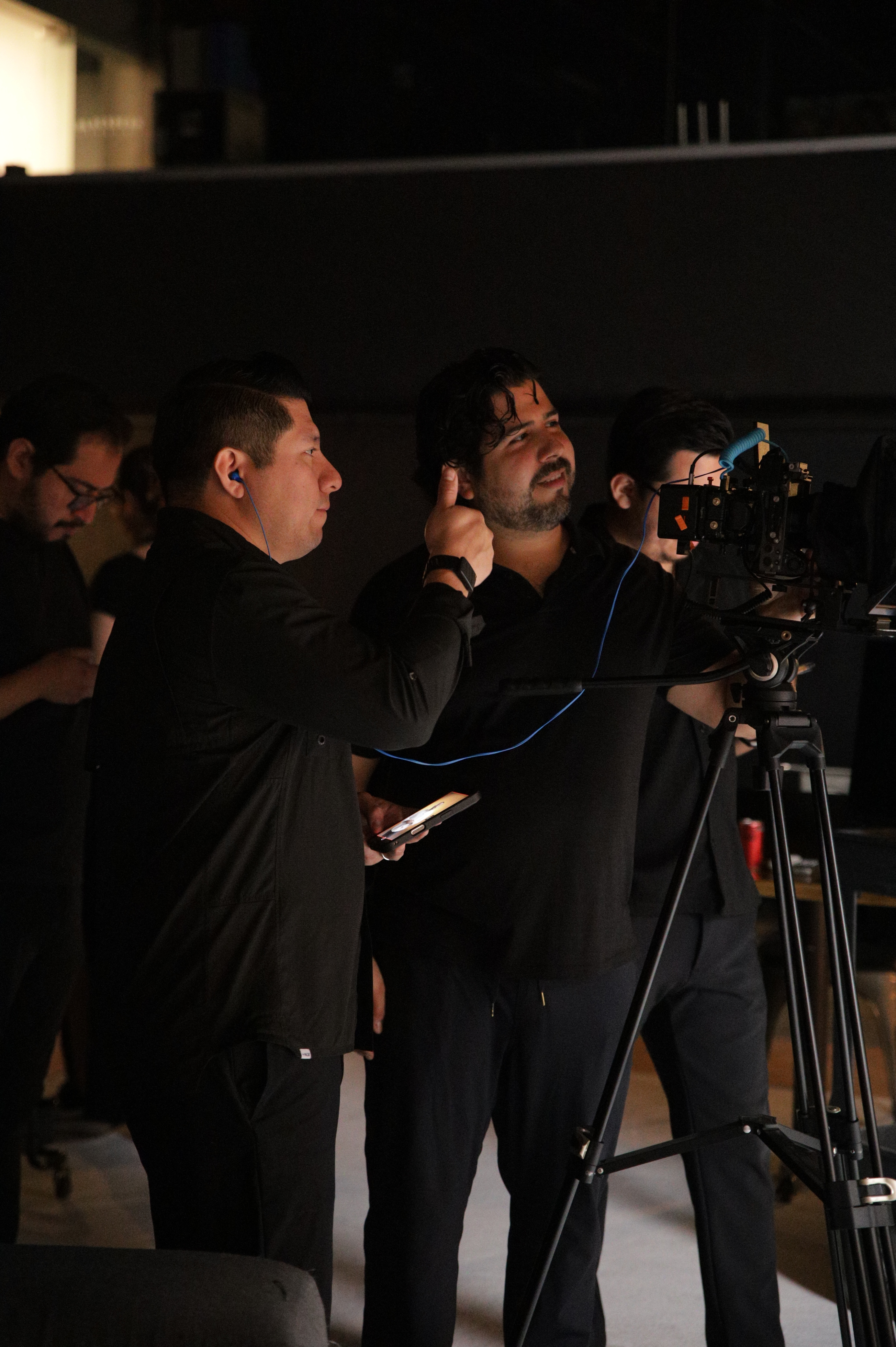 Dirección y monitoreo en el set de producción audiovisual de Supperlative