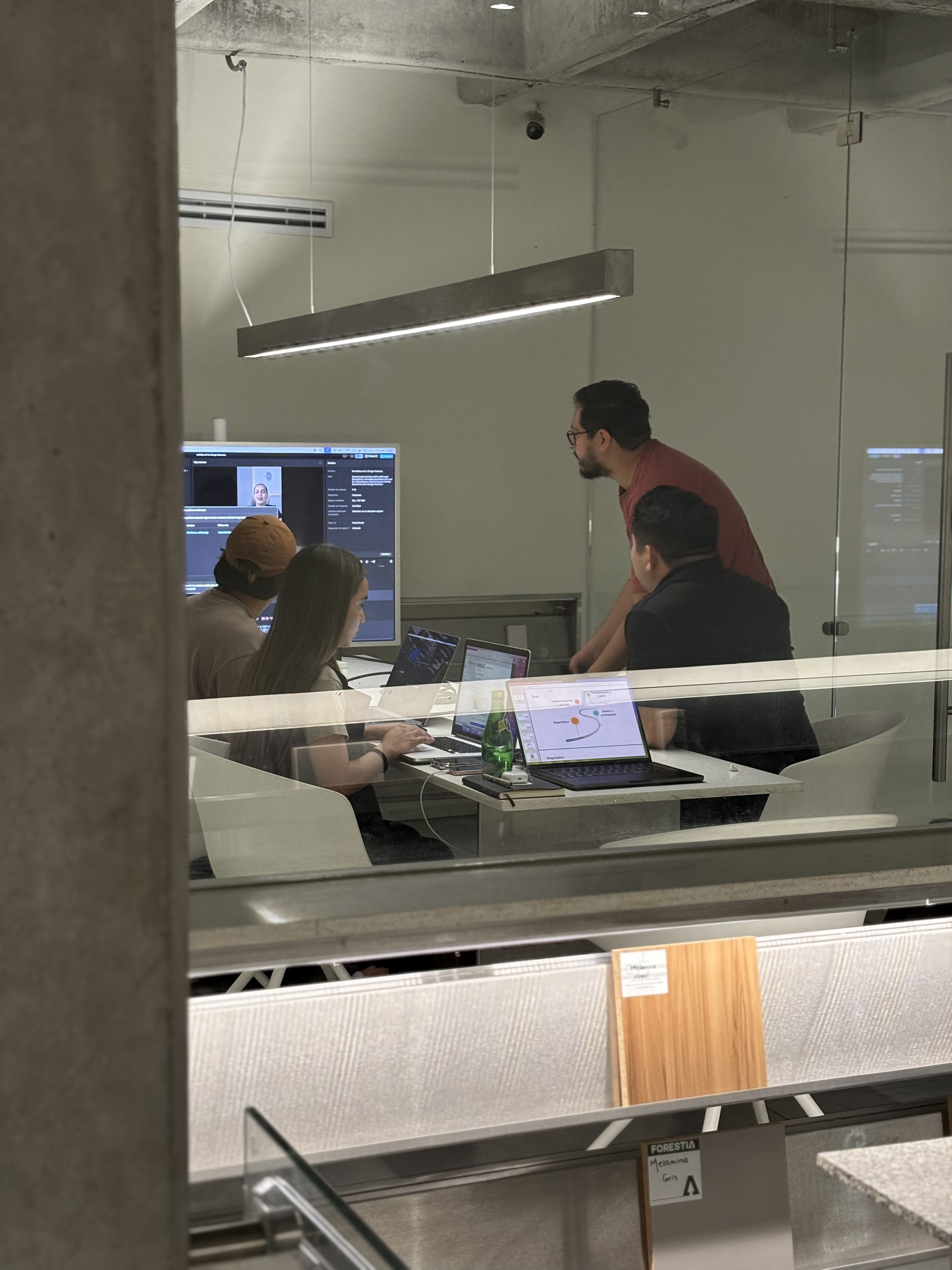 Equipo Supperlative en sesión de trabajo estratégico